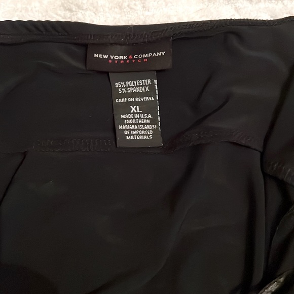 NY&Co blk halter top with white stripes & a white string closure for sizing - Picture 3 of 9